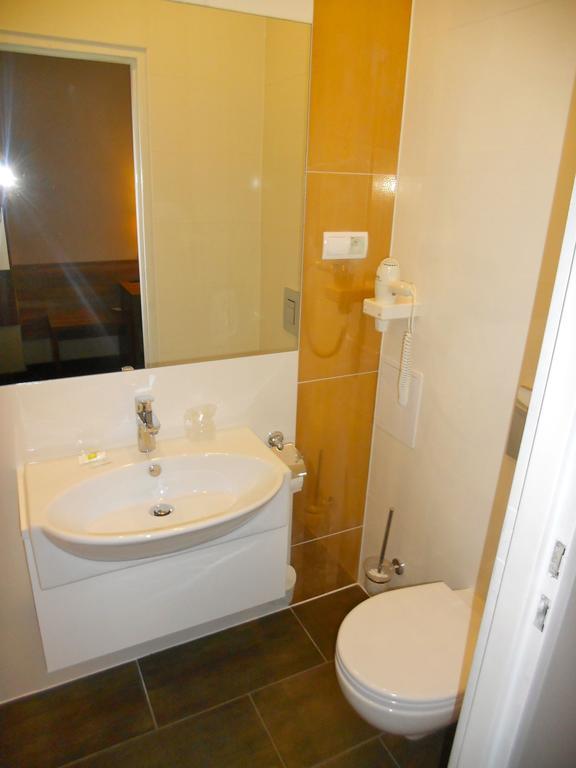 Hotel Srodmiejski Zielona Góra Habitación foto